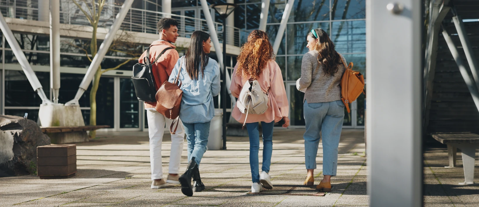 Estudiantes caminando hacia la escuela fp