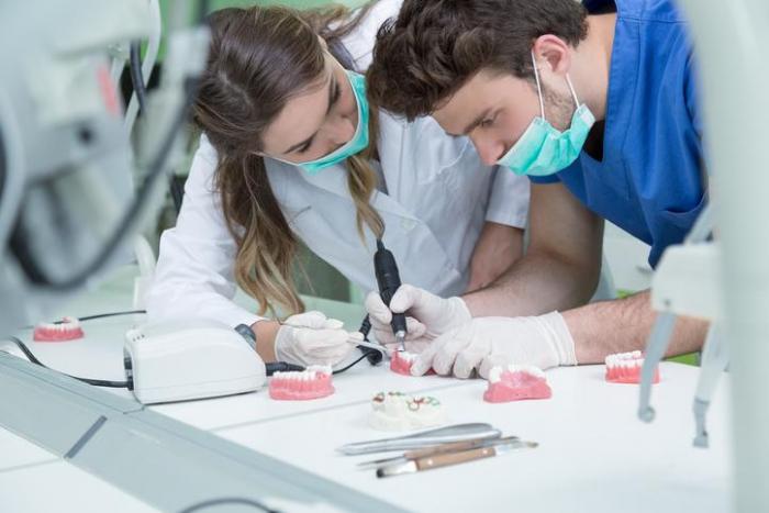 Técnico superior en prótesis dentales Imagen
